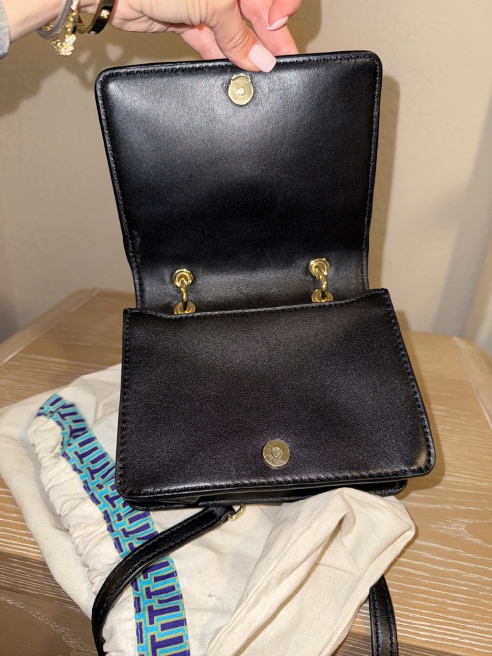 Tory Burch Black Quilted Leather Logo Crossbody with Gold Hardware - Picture 5 of 6